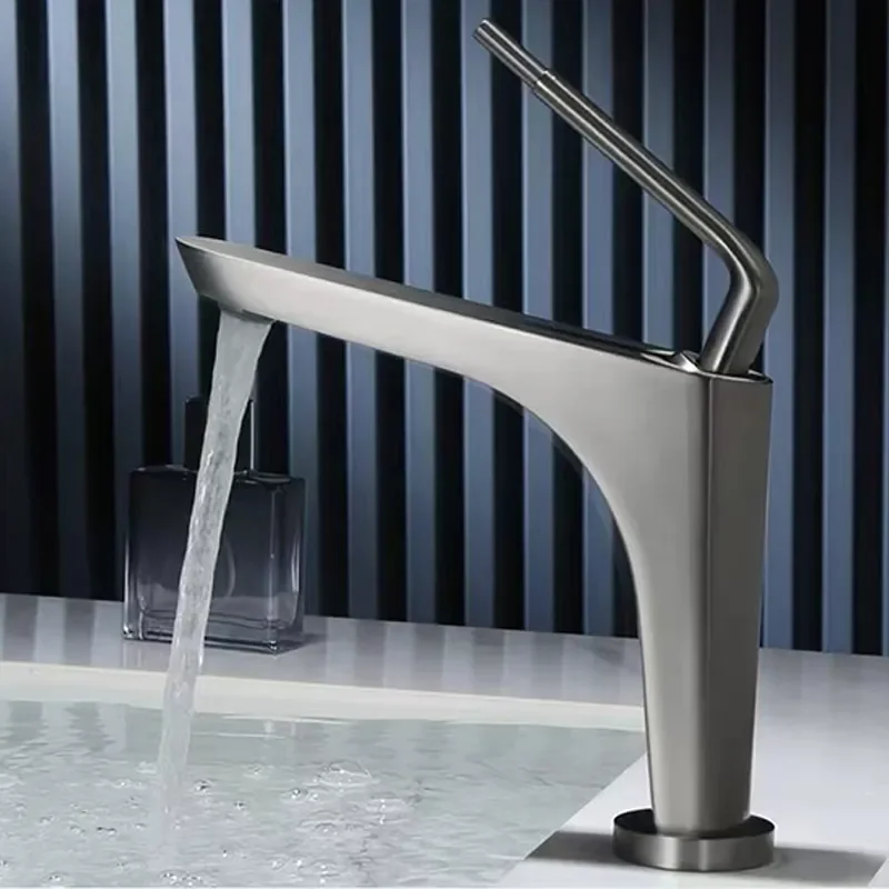 Luxury Lavatory Brass Water Tap Design for Vanity